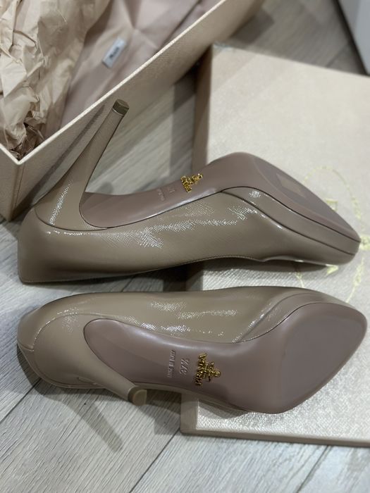 Оригинал туфли Prada бежевый