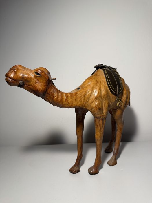 Dromader, sculptura in lemn