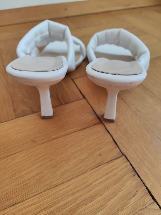 Елегантни чехли на ток