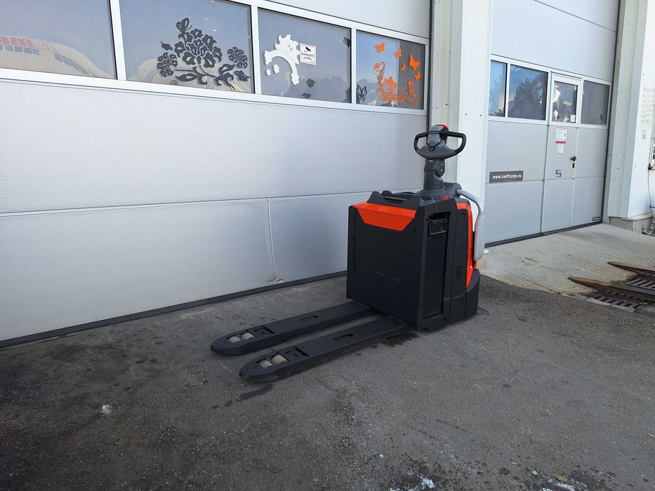 Електрическа палетна количка TOYOTA LPE200 с платформа