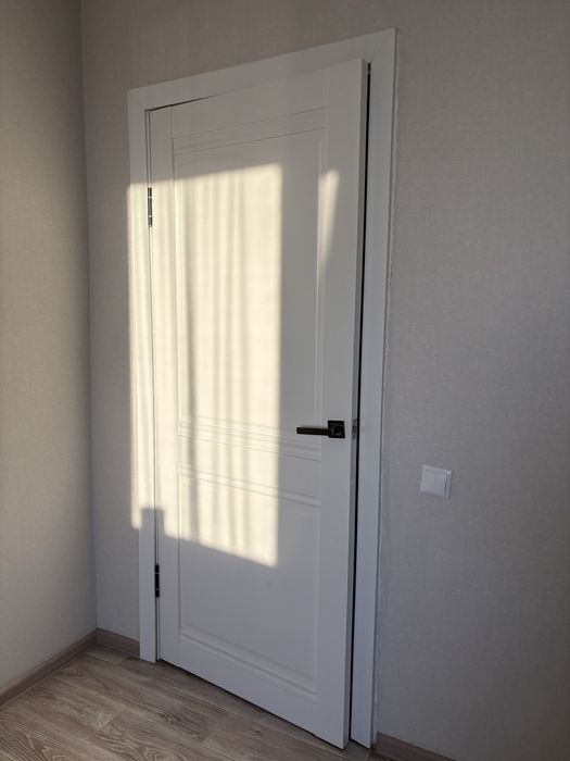 Продаю 2 двери белые