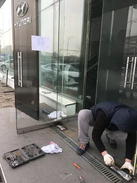 Ремонт регулеровка стеклянных дверей ветрожей и куп раздвижные