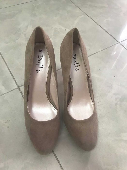 Продавам дамски боти и обувки