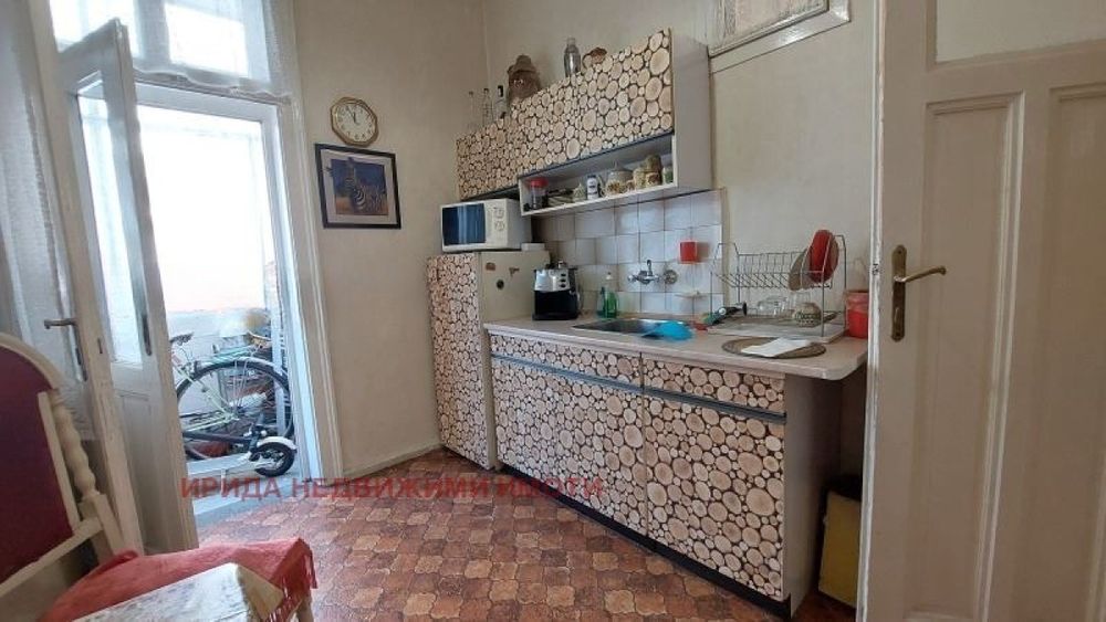 Двустаен апартамент до пл. Славейков