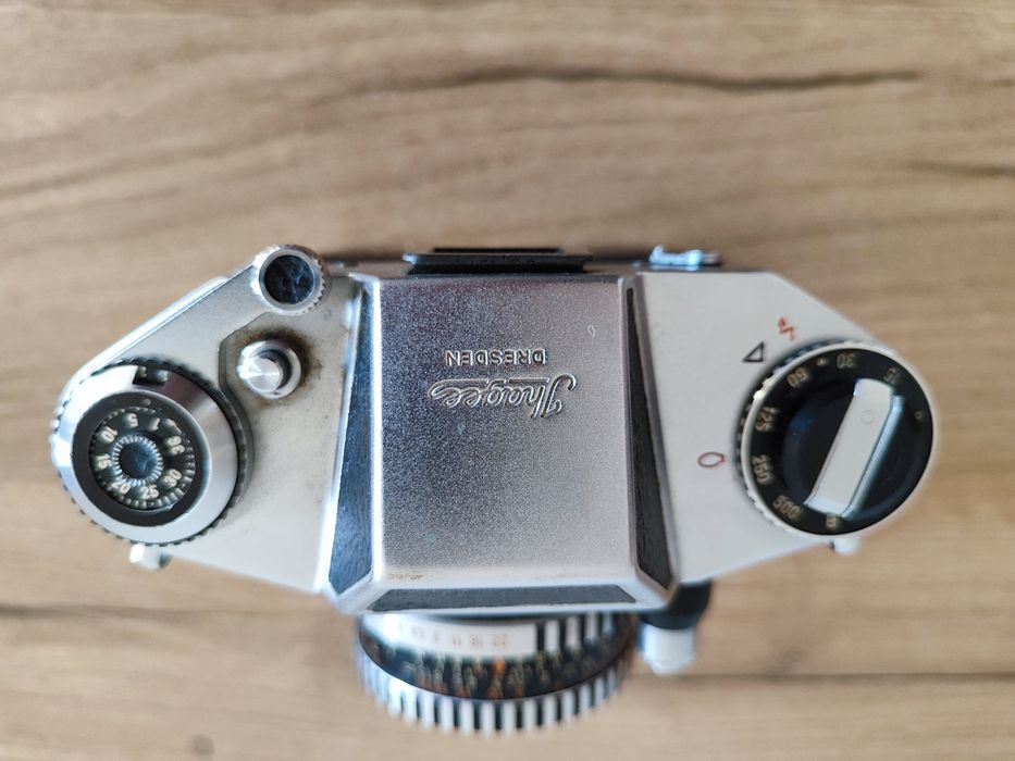 Лентов фотоапарат Exa 500 (произведен от Ihagee / Pentacon в Източна Германия) с монтиран класически обектив Carl Zeiss Jena Tessar 50mm f/2.8.