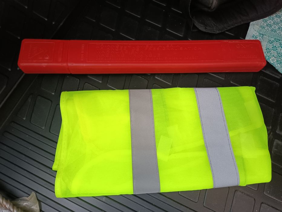 Продам знак аварийной остановки и светоотражающий жилет