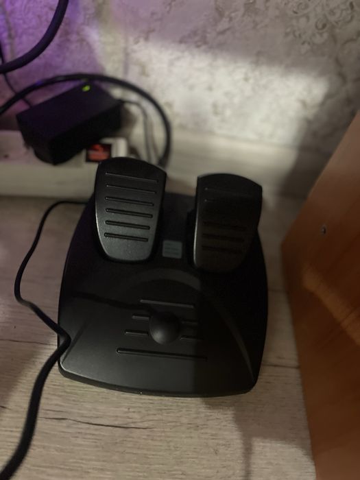 Игровой руль с педалями