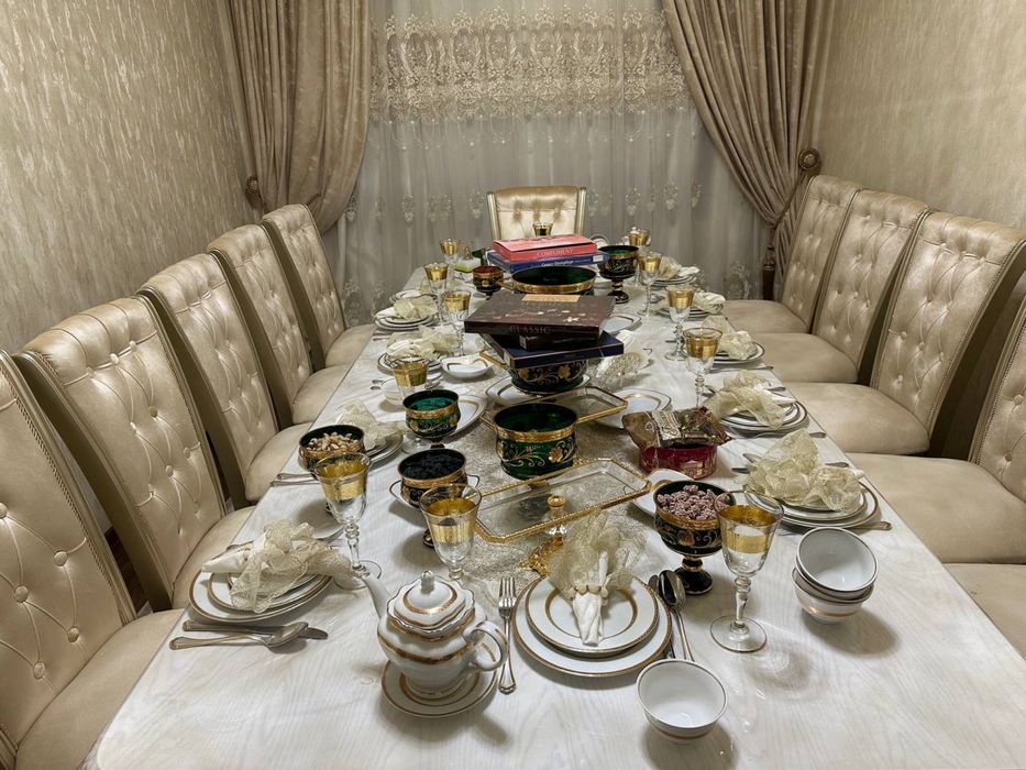 Стол и стулья на 12 человек