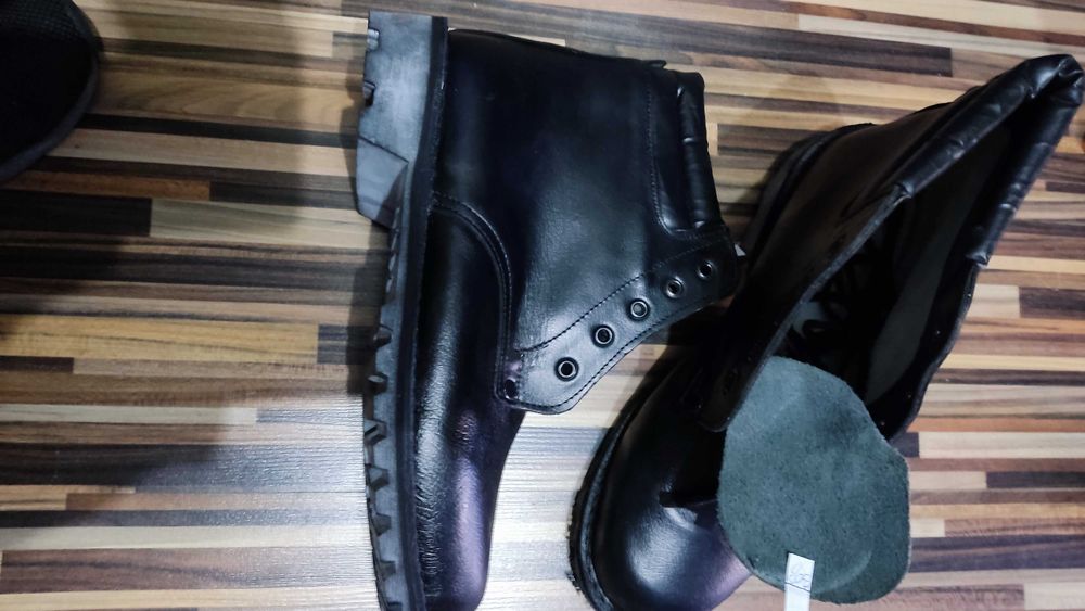 Vand 2 perechi bocanci piele noi numarul 42