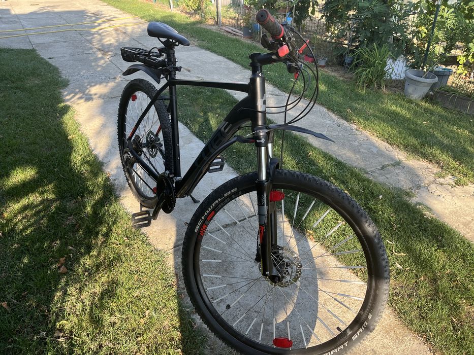 Bicicleta Cube Race, cadru aluminiu, echipata full