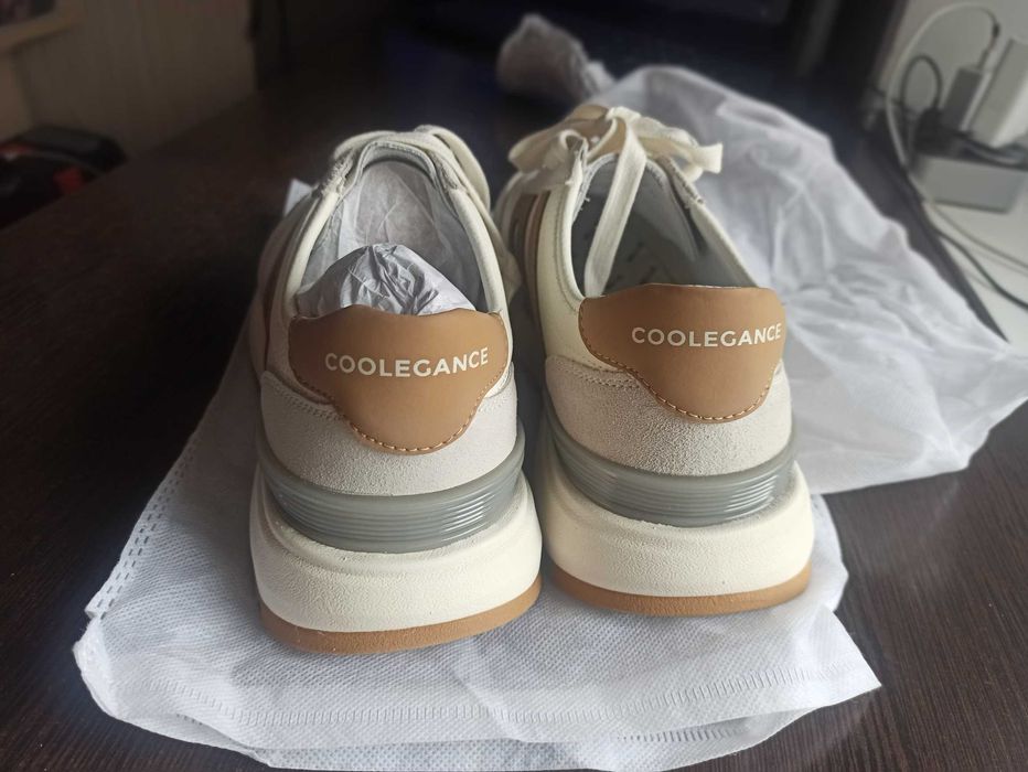 Продам женские кроссовки