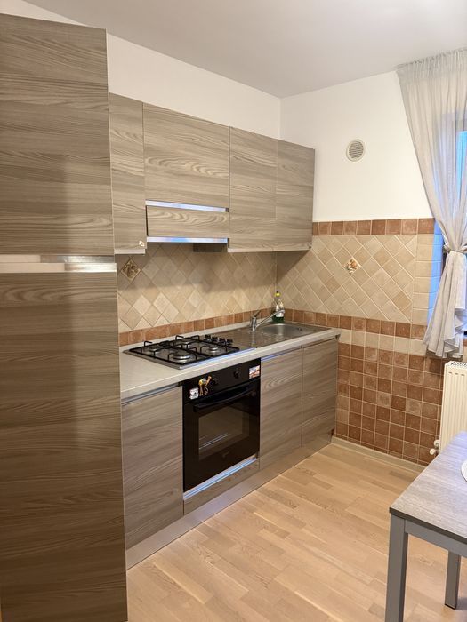 Inchiriez garsoniera  cu loc de parcare privat