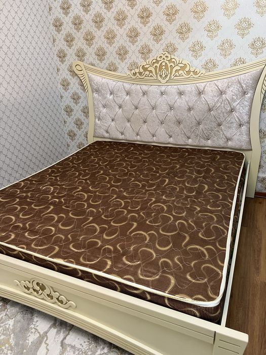 Продается двуспальная кровать