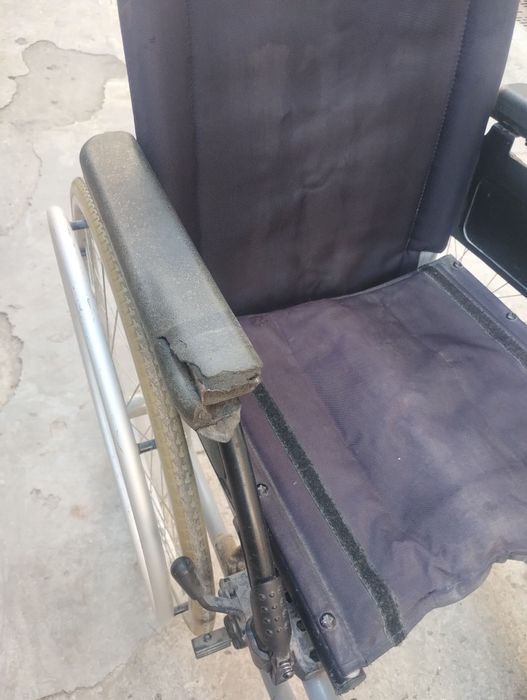 Scaun cu rotile pentru persoane cu dizabilități