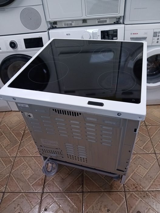 Свободно стояща печка с керамичен плот VOSS  с две години Гаранция!