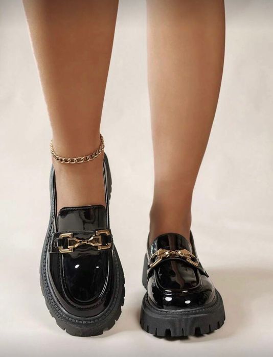 Елегантни черни лачени мокасини