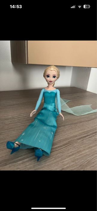 Papusa Elsa in stare foarte buna