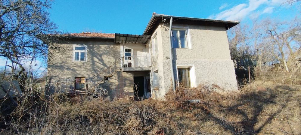 Продава се двуетажна къща в село Садовик, област Перник