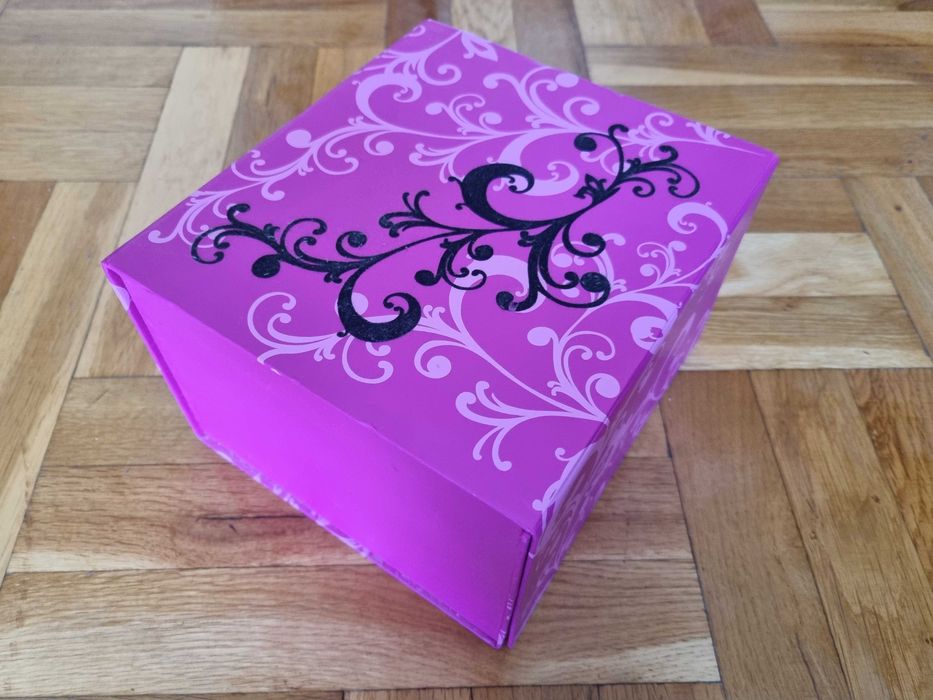 Подаръчна кутия цикламено - розов цвят