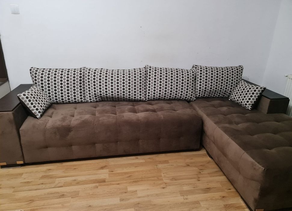 Colțar cu șezlong și brat și minietajera