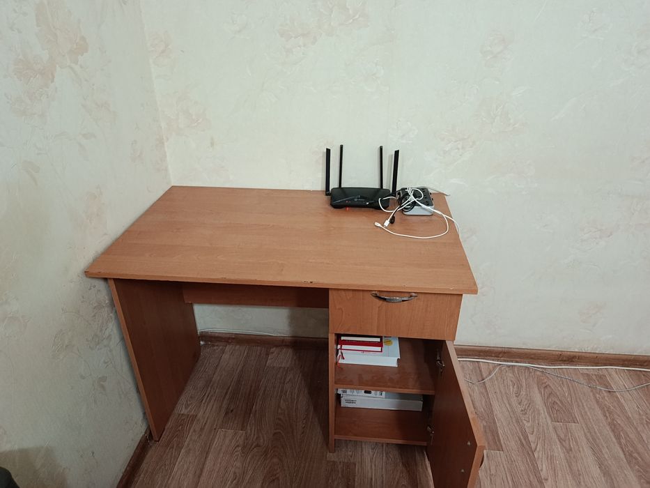 Письменный стол / Компьютерный стол