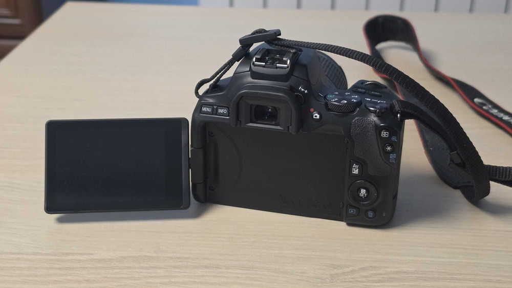 Aparat foto DSLR Canon EOS 250D + Obiectiv EF-S 18-55mm f/3.5-5.6 IS STM – Aspect impecabil