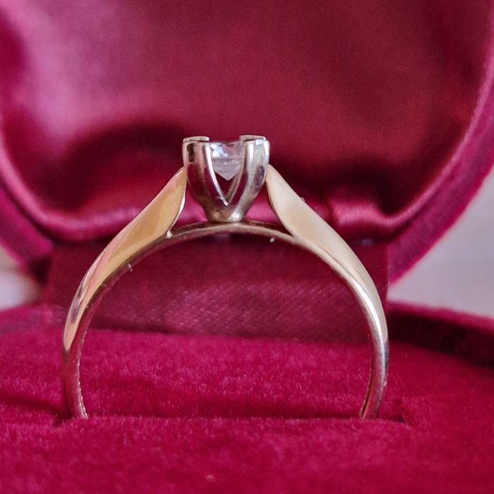 Продам золотое кольцо 585