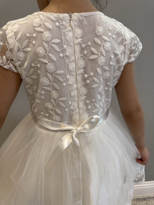 Продам платье нарядное для девочки