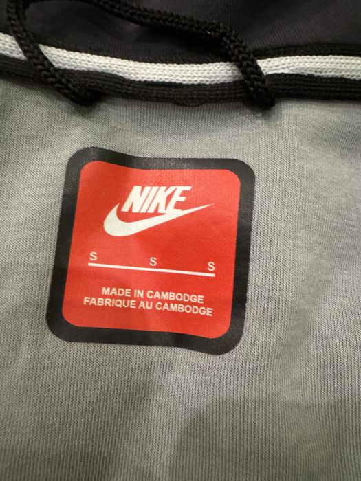 Продавам оригинален екип Nike tech fleece и тениска размер S, НОВО!