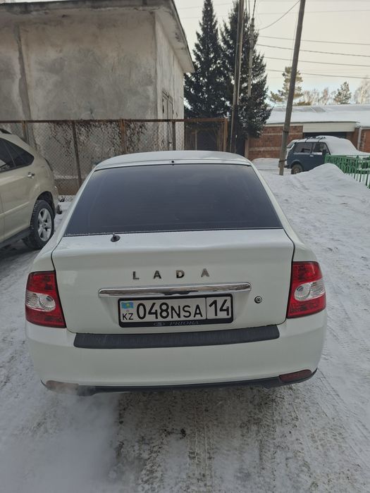 Приора белого цвета 2013 года