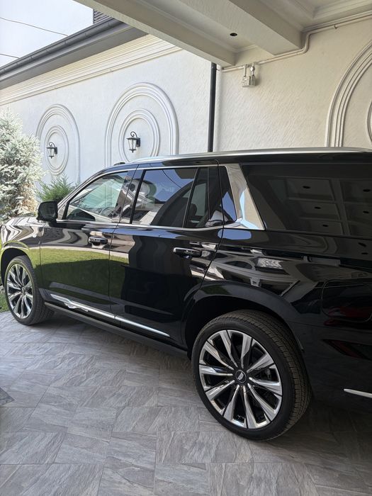 172000 USD Cadillac Escalade Luxury 2025/11