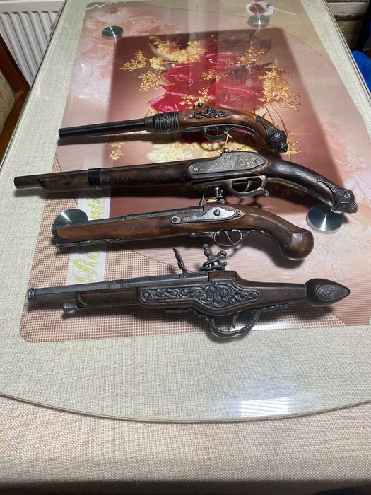 Lot pistoale panoplie