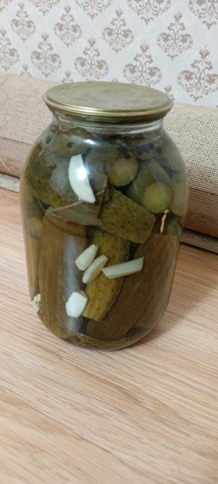 Домашнее соленье огурцы и  помидоры