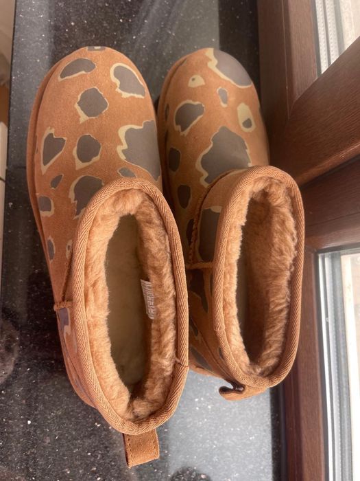 Продам новые оригинальные ботинки  UGG