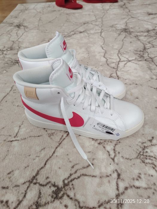 Дамски високи маратонки Nike