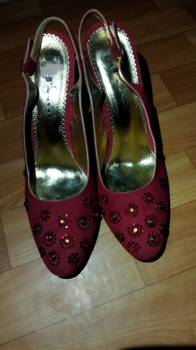 Босоножки закрытого типа