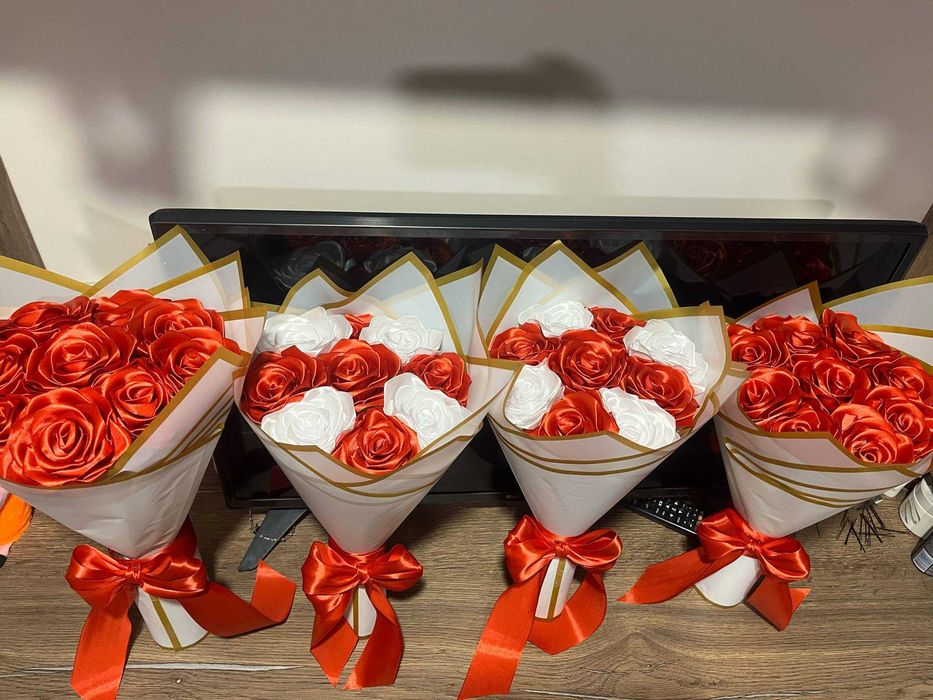 Букет от сатенени , вечни рози