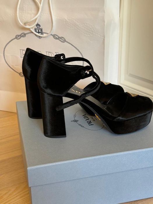 Продаю босоножки Prada