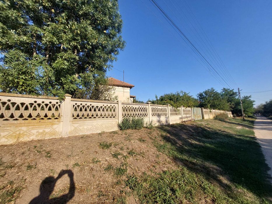 vand casa si 2 hectare teren in curte