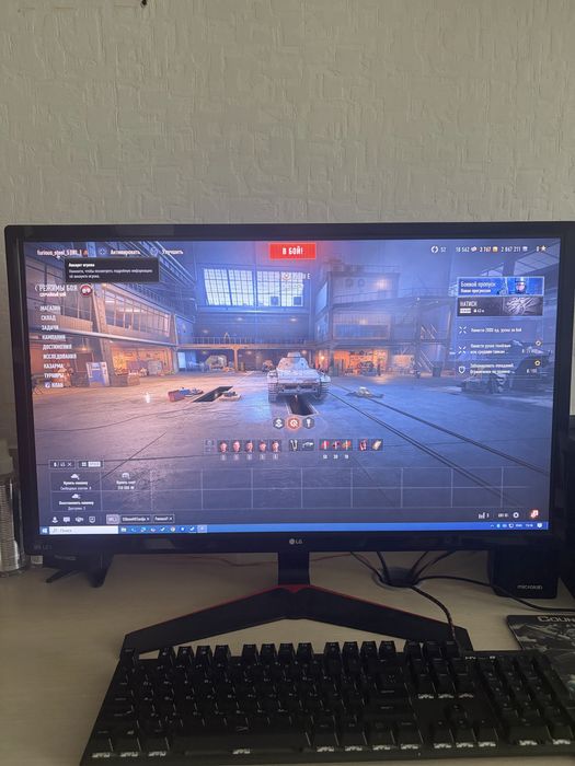 Продам монитлр LG 27 дюймов.В подарок игровая клавиатура и наушики.