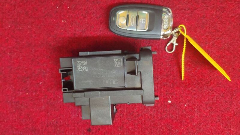 Модули компютри датчици релета управления усилватели за Audi A4 B8