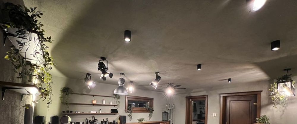 Spoturi, reflectoare, candelabre!