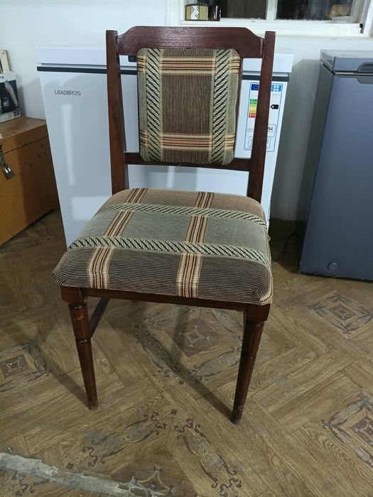 Стол кухонный и стулья.
