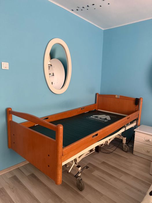 Pat medical electric cu saltea antiescară + 10 pachete scutece