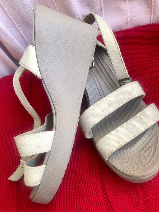 Vând Sandale marca CROCS