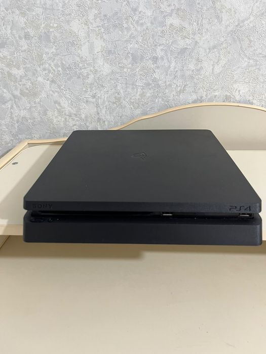 Продам PS4 Slim.