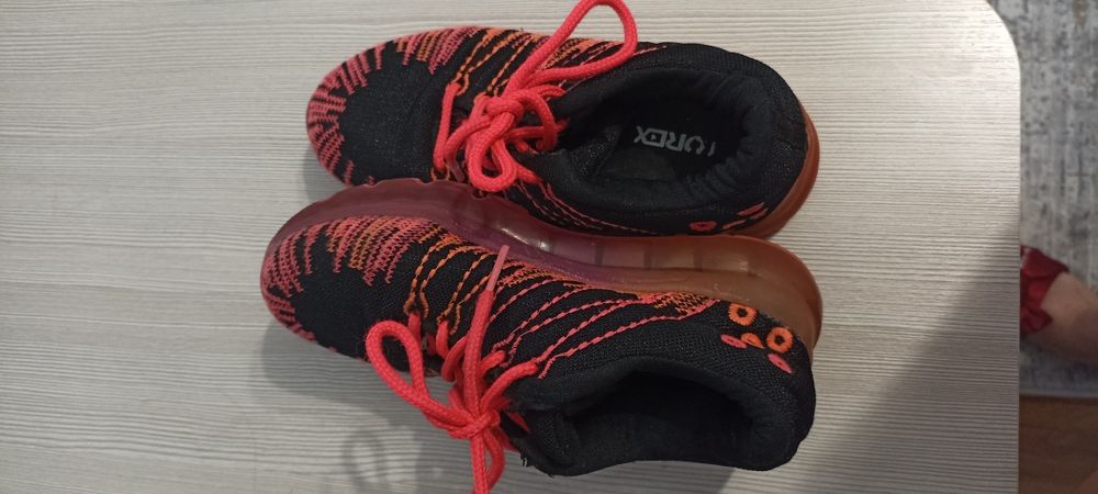 Продам кроссовки на девочку