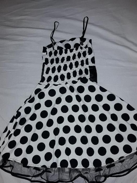 Рокля на черни точки