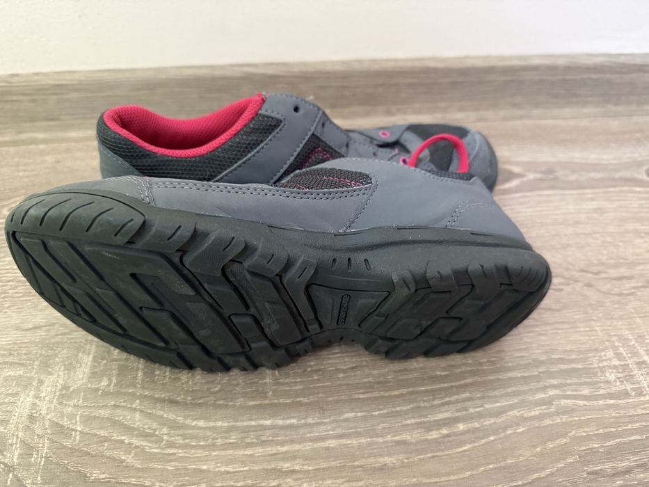 2 perechi Adidași drumeție