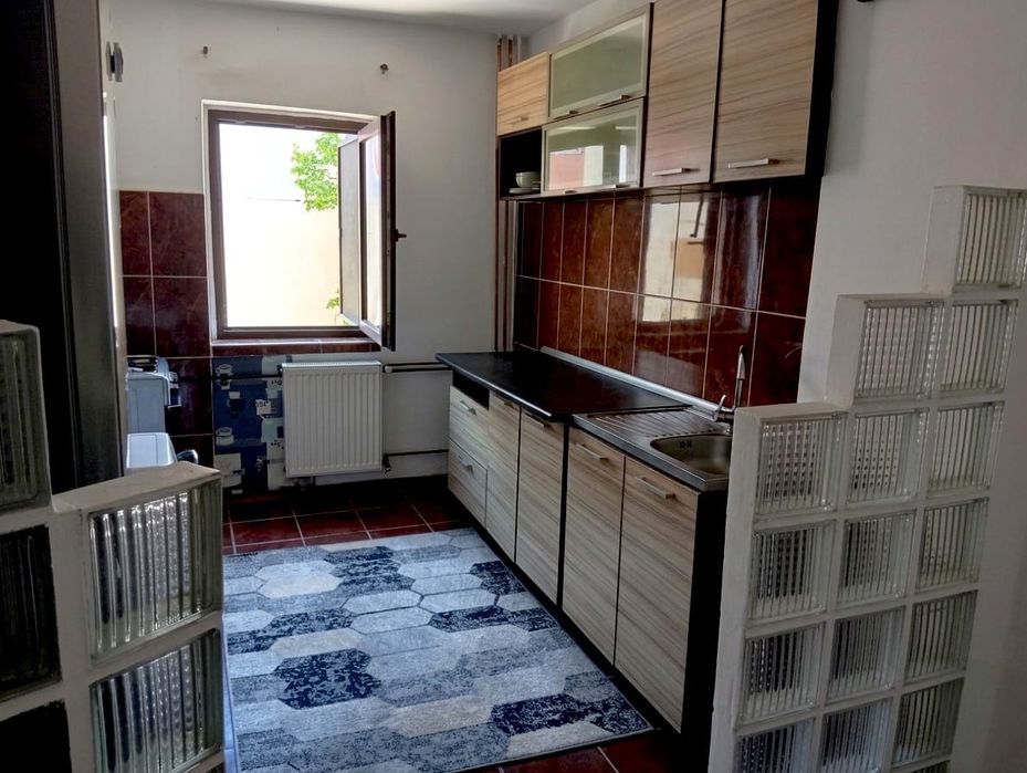 Apartament 2 camere, semidecomandat, Craiovița Nouă – zonă excelentă